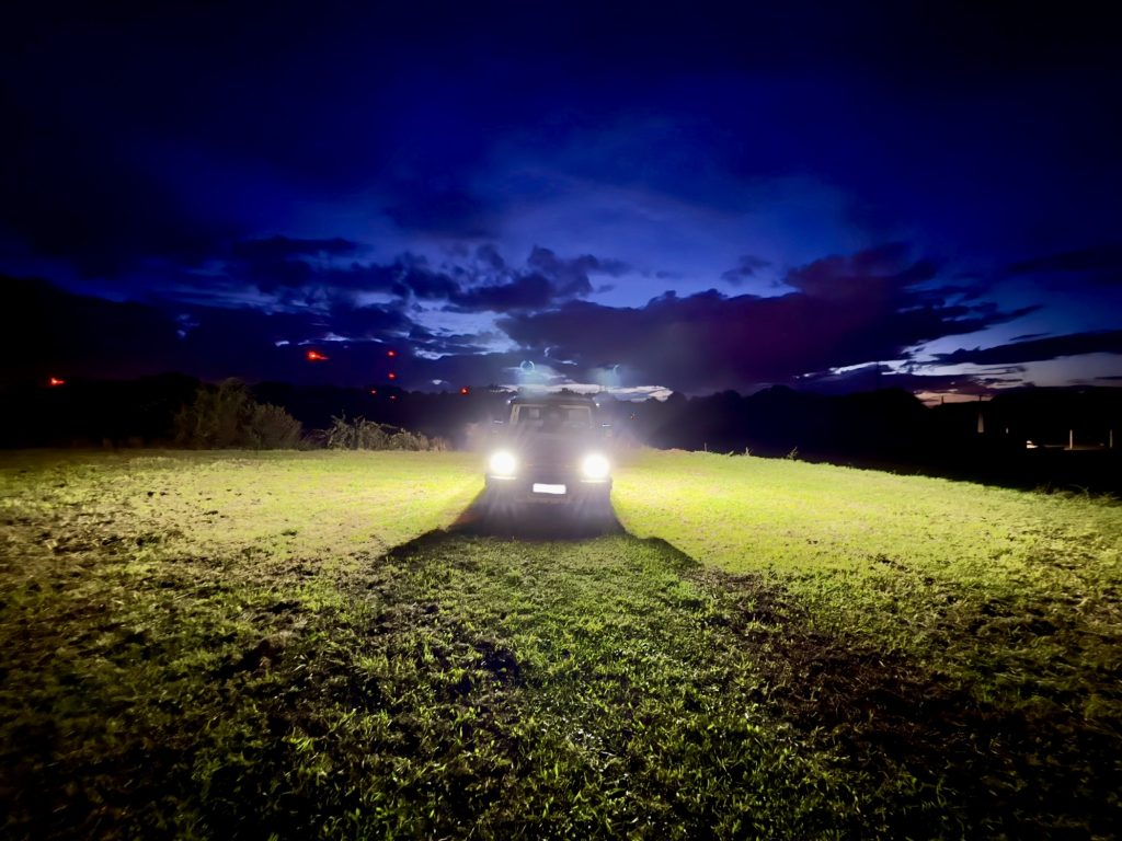 LED-Umfeldbeleuchtungen Grenadier bzw. (Zusatzscheinwerfer) für den Grenadier Ineos im Einsatz, links und rechts Lichtkegel, das Umfeld ist ausgeleuchtet.