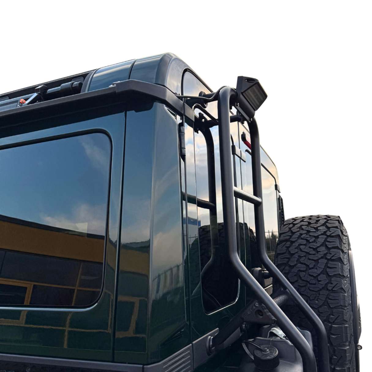 V3 Umfeldbeleuchtung für den Ineos Grenadier an der Heckleiter befestigt